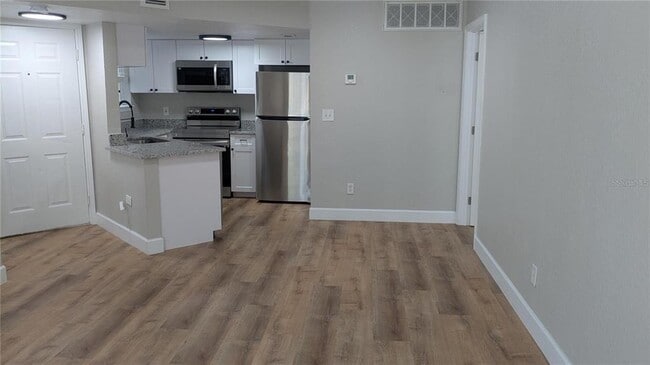 Building Photo - 1948 Lake Atriums Cir