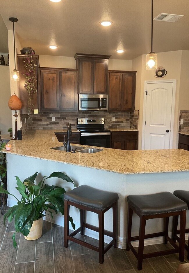 Foto del edificio - AVAILABLE NOW!