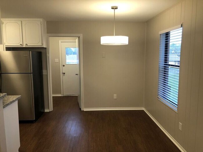Building Photo - 4044 Oak Hill Dr