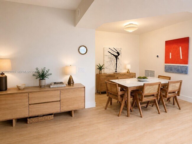 Foto del edificio - 15051 Royal Oaks Ln