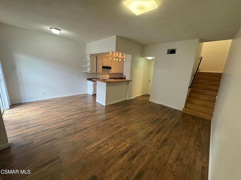 Foto principal - 14520 Plummer St