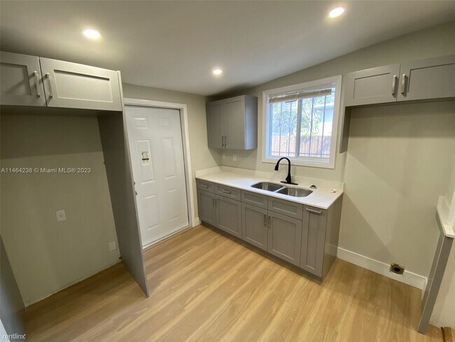 Foto del edificio - 3 br, 2 bath House - 3305 Pinewood Ave