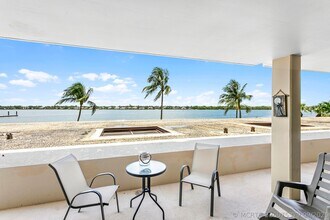 Building Photo - 132 Lakeshore Dr