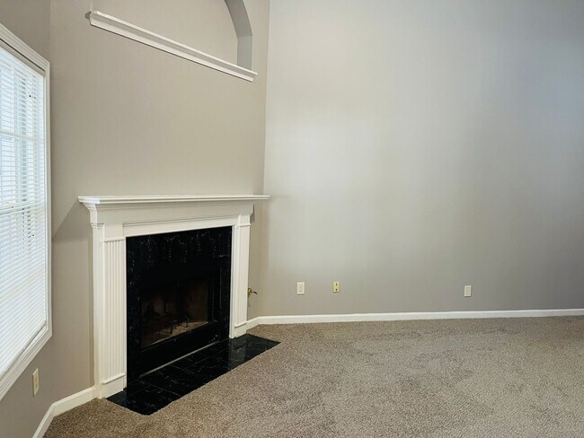 Building Photo - Wow! 2 bedroom 2.5 bathroom townhome in Decatur!