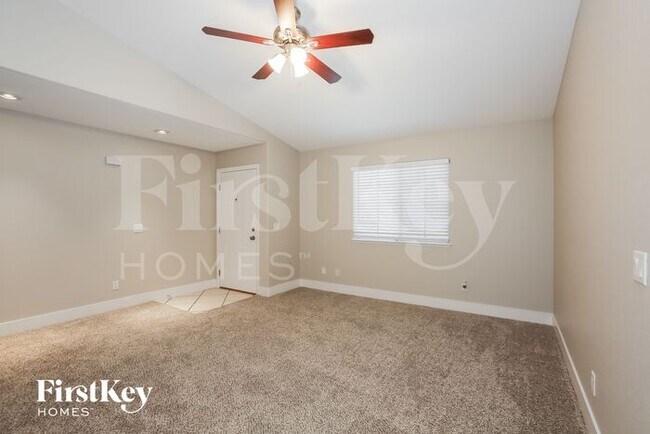 Foto del edificio - 7320 Backstretch Dr