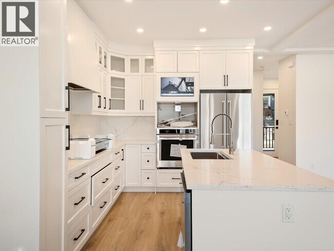 Building Photo - 1007 Phare Cres