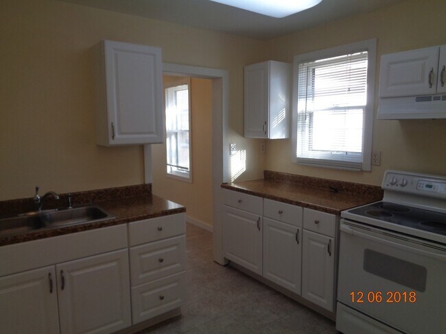 Building Photo - 2 Bedroom House with an Oversized 1 Car Ga...