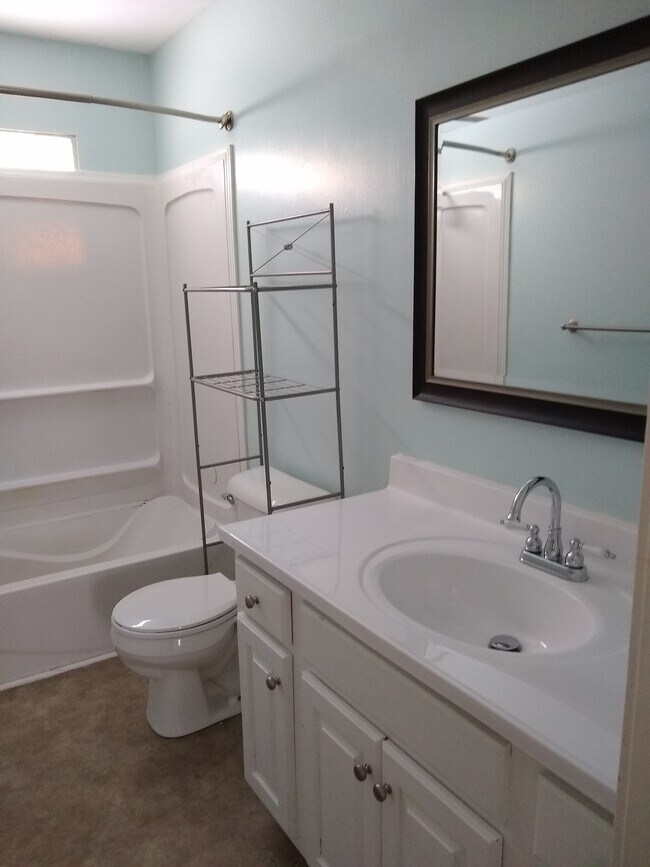 Full Bath (upstairs) - 2717 Courtlandt Ave