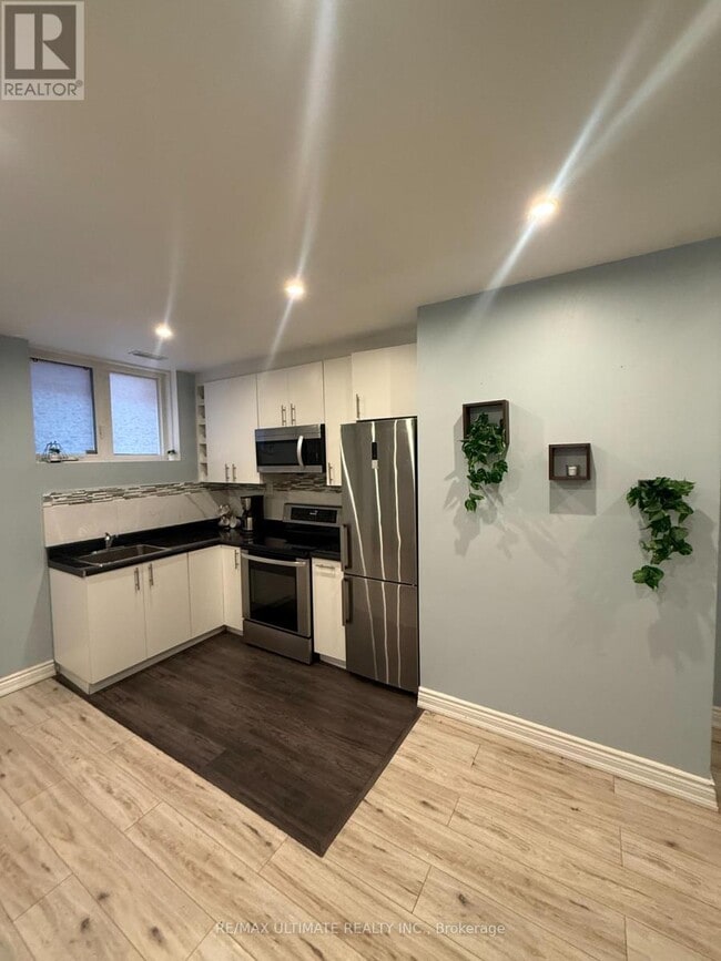 Building Photo - 1166 Glengrove Ave W