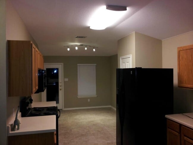 Building Photo - 204 Quail Hollow Dr