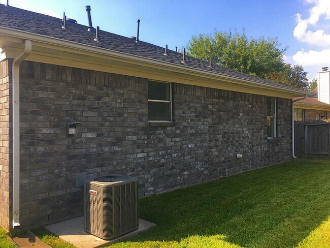 Building Photo - 2926 Green Valley Trail Dr