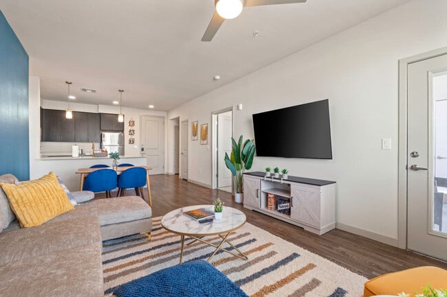 Building Photo - 711 W Broadway Rd