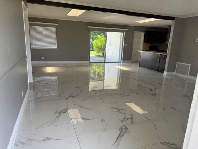 Foto del edificio - 4130 NW 9th Ct