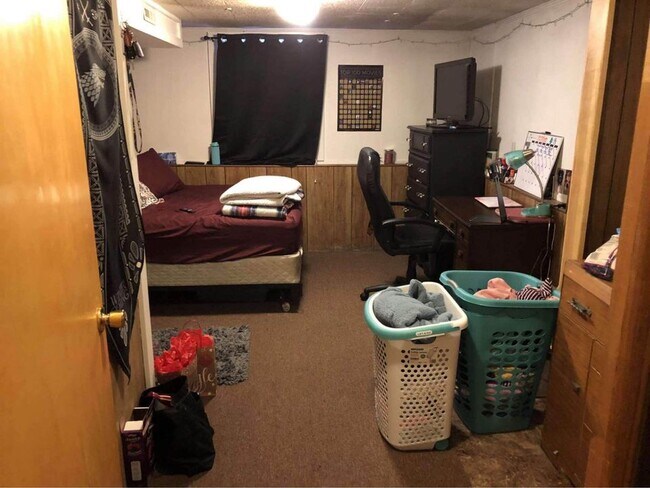 bedroom - 1130 Washington St