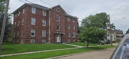 Building Photo - 208 W Sycamore St