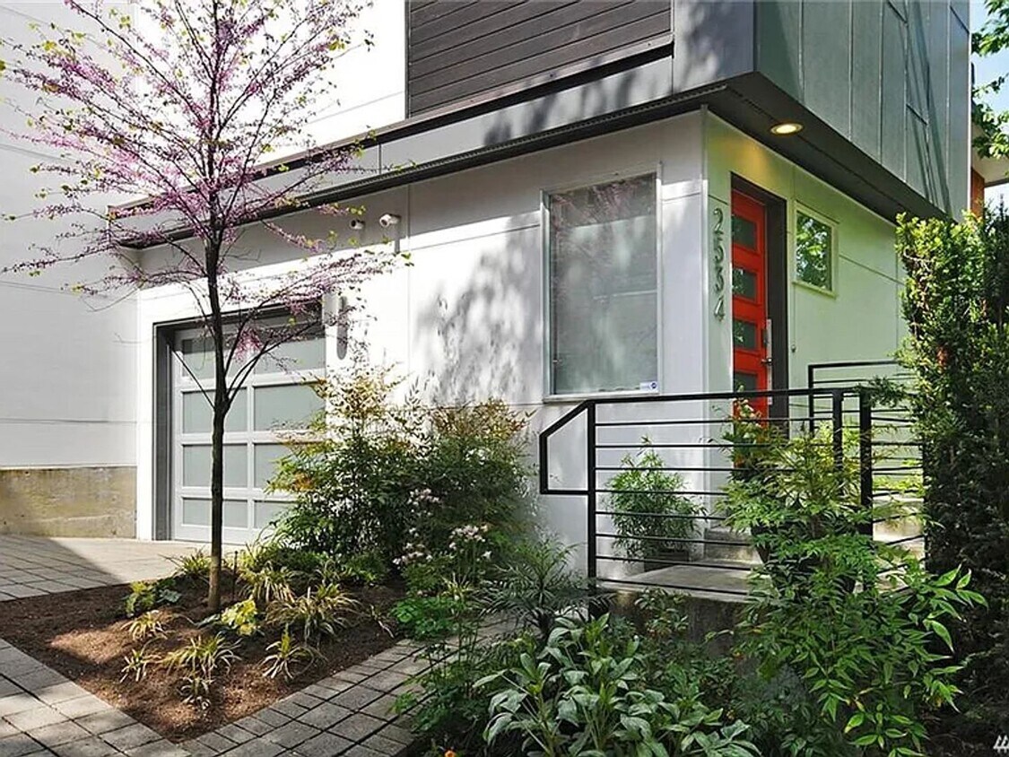 Foto principal - Beatiful 2 bed/ 2 bath townhome in Madison...