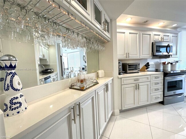 Building Photo - 2 br, 2 bath Condo - 1000 W Island Blvd Ap...