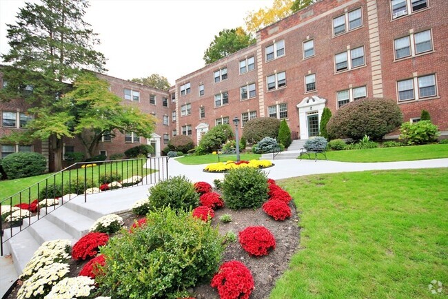 Building Photo - 1498 Beacon St