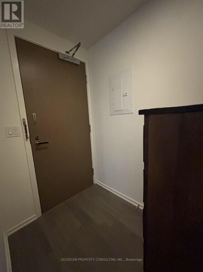 Photo du bâtiment - 1-1801 Bloor St E