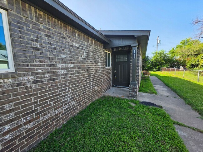Building Photo - 1115 E Parker St