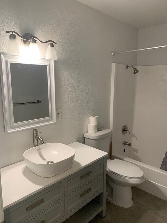 Foto del edificio - Recently-remodeled 3 bed 2 bath
