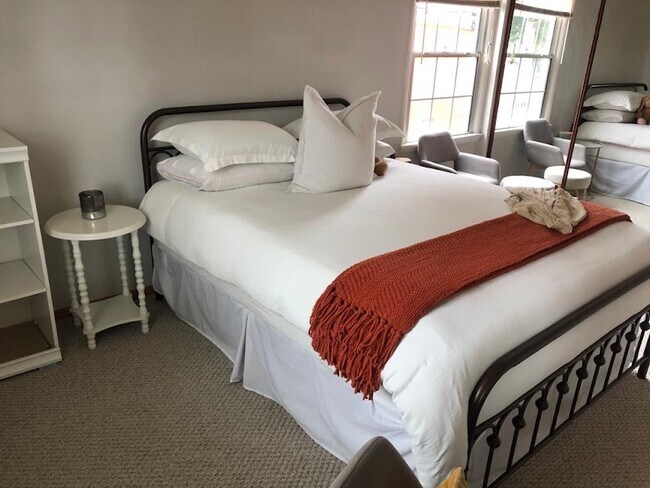 Dormitorio espacioso y un gran armario con espejo - 19144 Calvert St