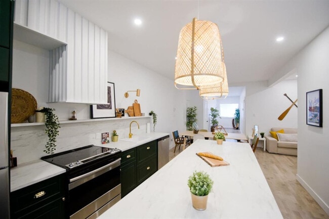 Building Photo - 2390 Rue Frontenac