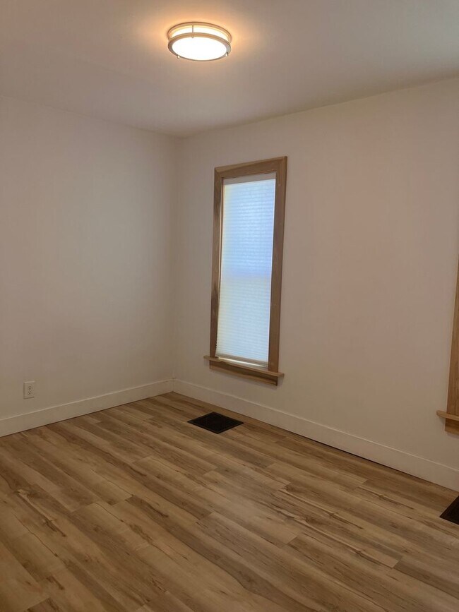 Building Photo - Beautifully Remodeled 2 Bed House for Rent...