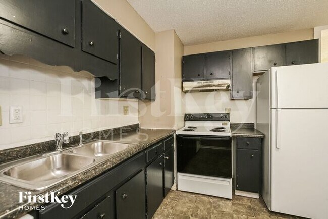 Foto del edificio - 4834 N Kenyon Dr