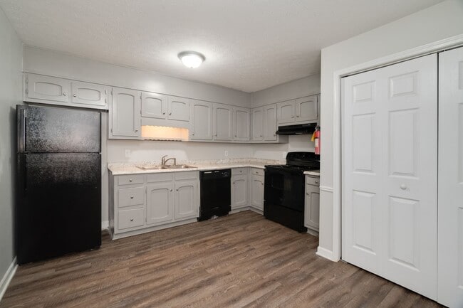 Interior Photo - Governor's Court