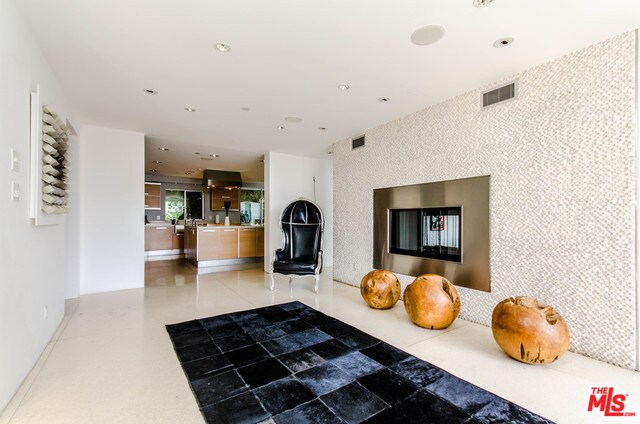 Building Photo - 1545 Sunset Plaza Dr