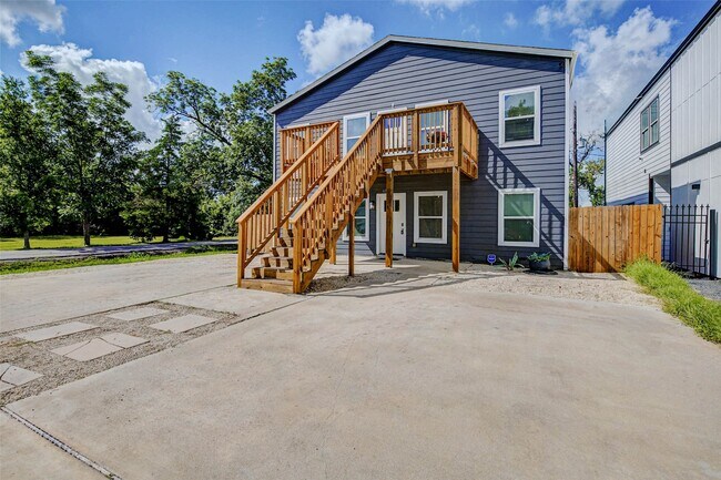Building Photo - 4014 Dreyfus St