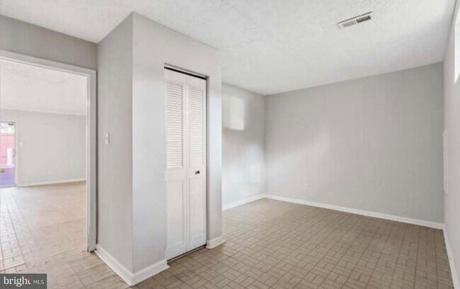 Foto del edificio - 5501 Woodlawn Manor Ct