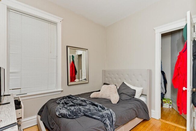 Foto del edificio - 3 bedroom in Chicago IL 60657