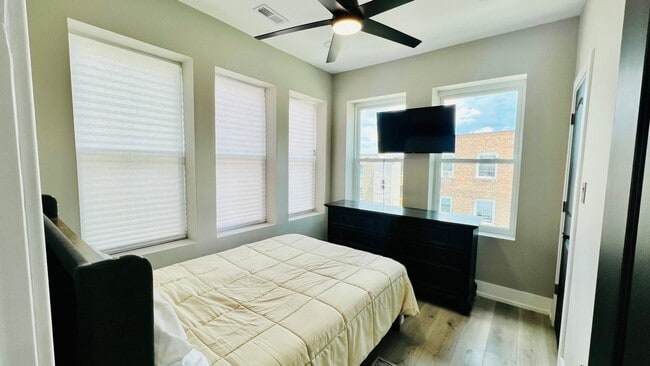 Foto del edificio - 1863 S Karlov Ave