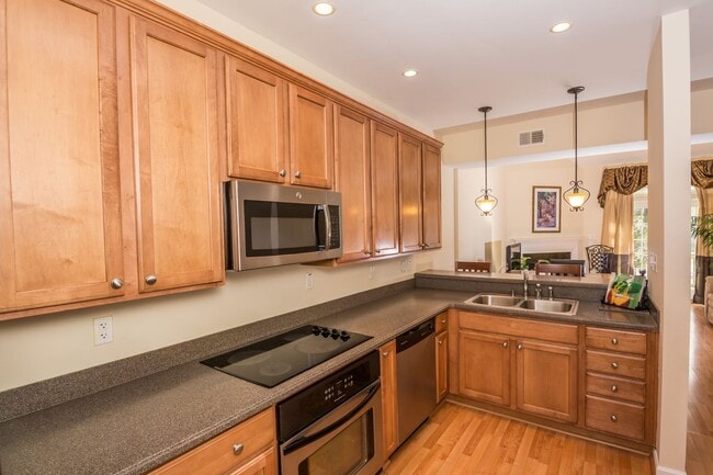 Building Photo - Updated Condo in Norfolk