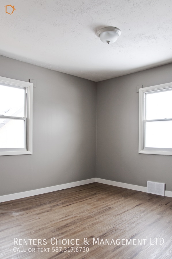 Building Photo - Pet Friendly Suite with Driveway Parking & Private Laundry