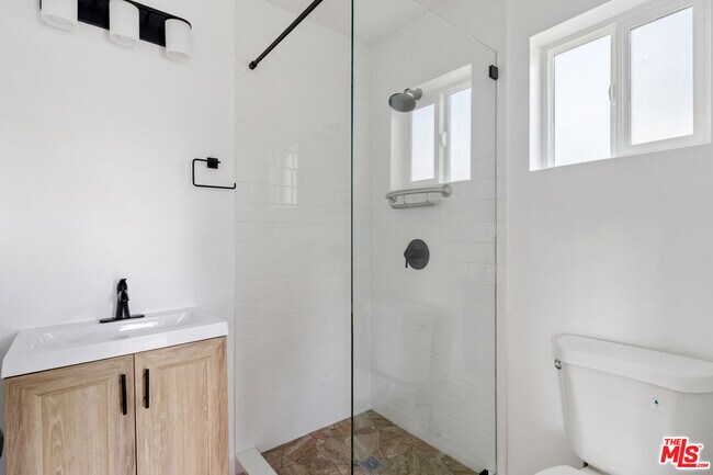 Foto del edificio - 15840 Chatsworth St