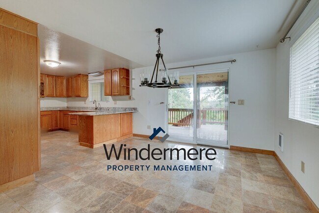 Foto del edificio - Spacious 3 Bedroom 3 Bath in town