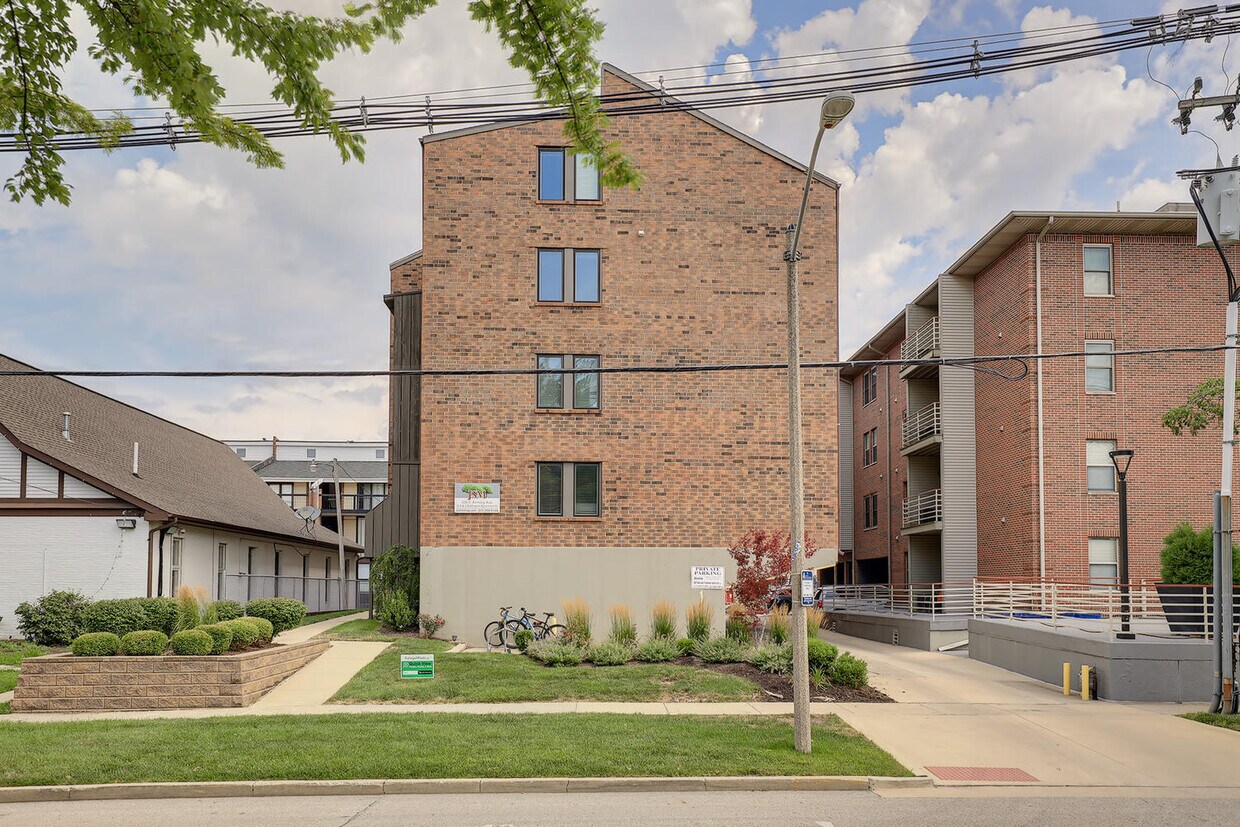 Building Photo - 306 E Armory Ave