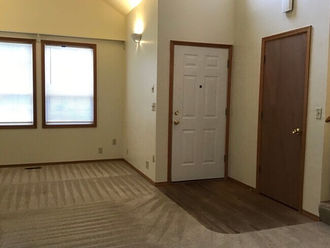 Foto del edificio - 3012 NE Glacier Way