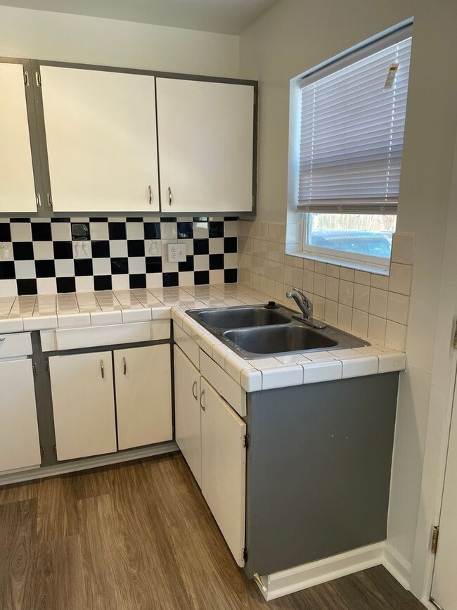 Building Photo - Updated 3 Bed, 1 Bath Upper Unit in Greeley!