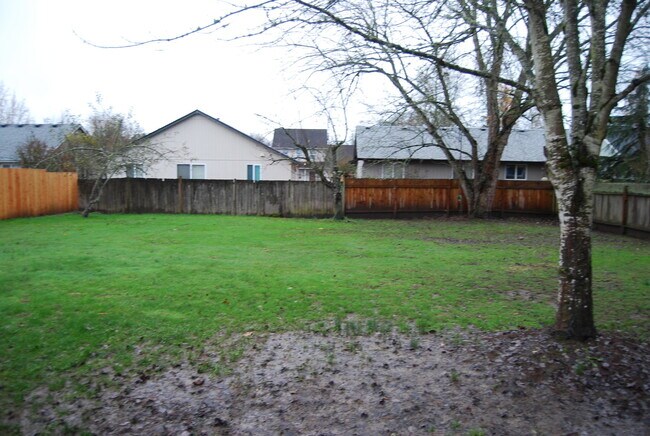 Foto del edificio - 3 Bedroom Home N side of Newberg