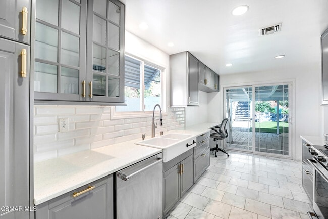 Foto del edificio - 23353 Balmoral Ln