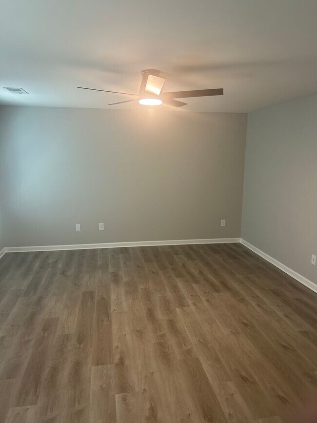 Foto del edificio - Welcome to this move-in ready, spacious ho...