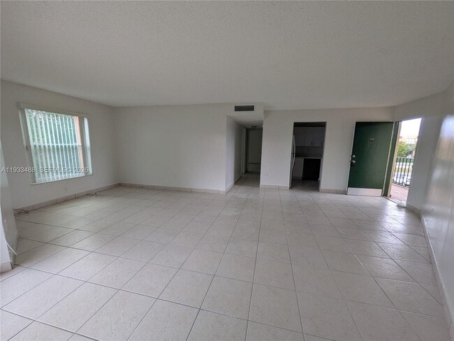 Foto del edificio - 9405 W Flagler St