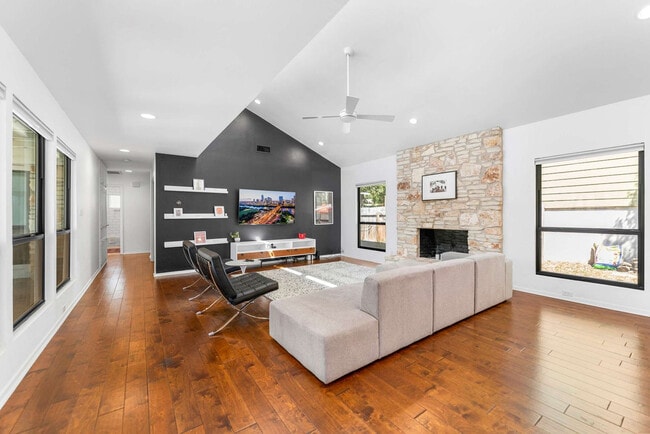 Foto del edificio - 11502 Oak Knoll Dr