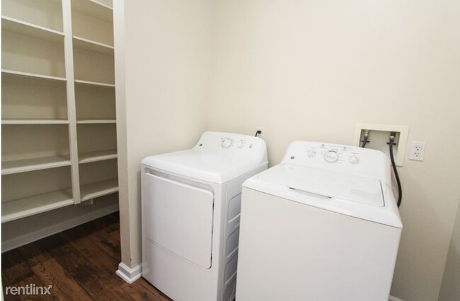 Building Photo - 3 br, 3 bath Townhome - 2689 Hornet Way