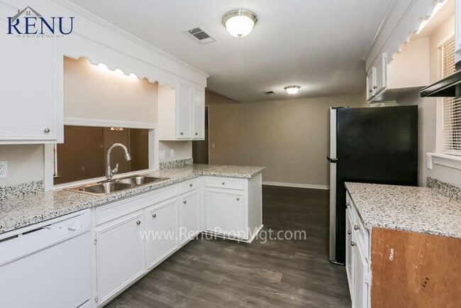 Building Photo - AVAILABLE NOW!! NO APP FEE!!