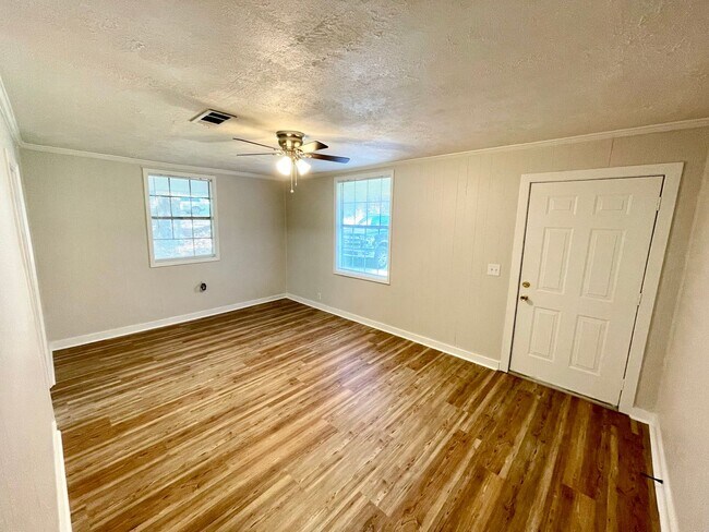 Foto del edificio - 2 bed / 1 Bath for Rent in Brandon